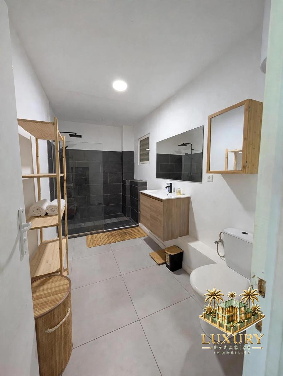 Cul-de-Sac – T3 rez-de-jardin avec jardin et petite vue mer
